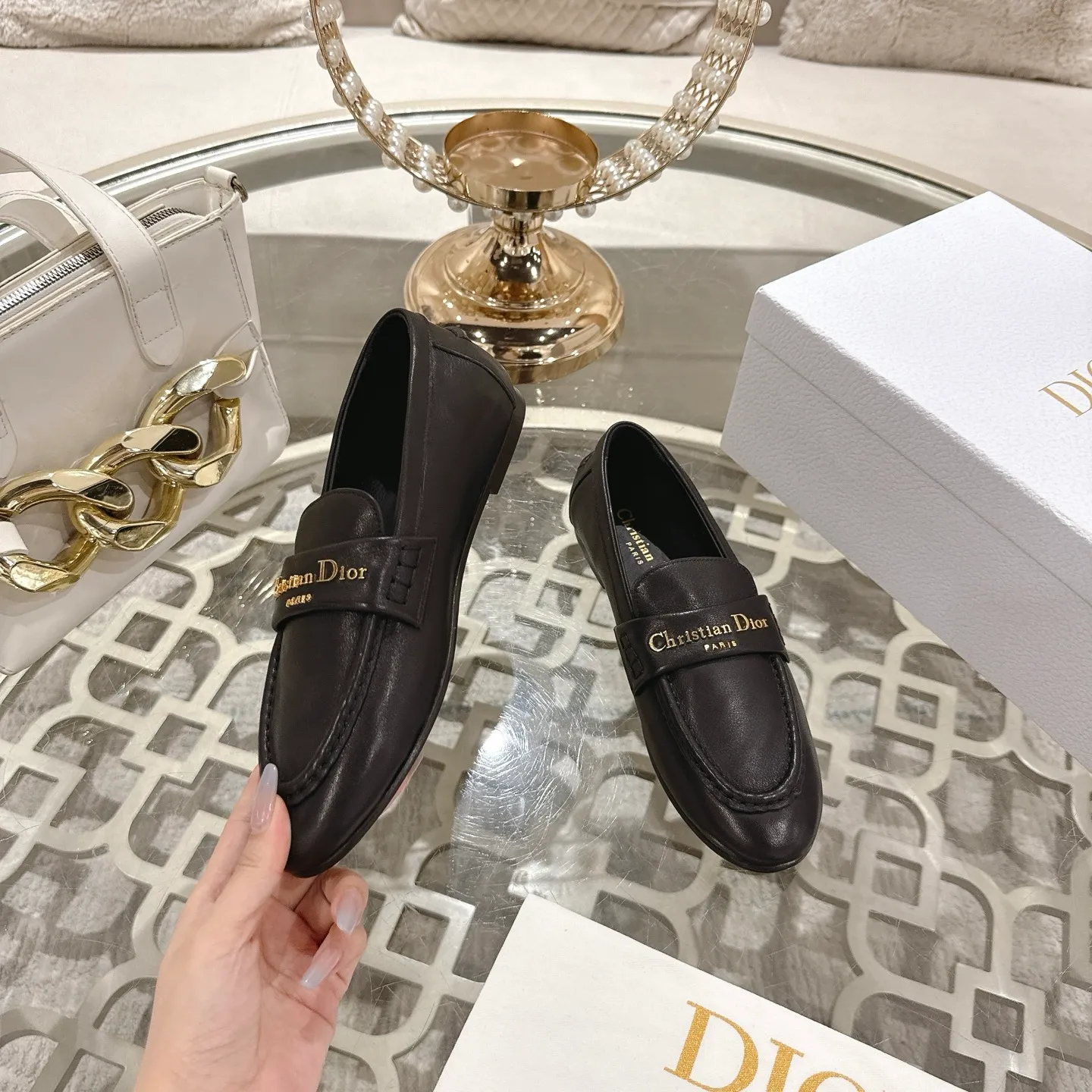 👟👟Ex-factory price 640👟👟 Dior Dior | 2025 ˢˢD Home 2025 spring and summer new products The latest popular slip-on letter buckle loafers series〰 Original purchase, development and production👍🏻This Dior loafer is carefully made of black smooth cow leather, and the front letter plate is decorated with a gold-toned Christian Dior Paris logo. Paired with a leather-injected outsole, it adds classic style to any casual look. Upper: original cowhide/cow suede, lining: cowhide, outsole: injection molded leather outsole imported from Italy, heel height: 1cm, size: 35-42 (customized at 40.41.42)